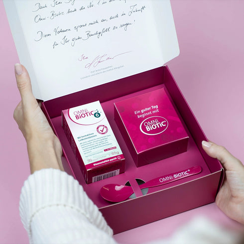 Eine Frau hält eine offene Jubiläumsbox