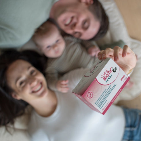 Eine junge Familie mit einer Packung OMNi-BiOTiC PANDA