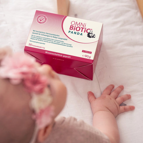 Ein Baby krabbelt zu einer Packung OMNi-BiOTiC PANDA
