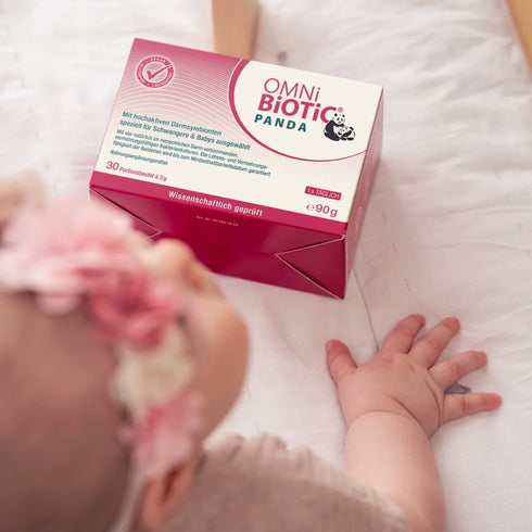 Ein Baby krabbelt zu einer Packung OMNi-BiOTiC PANDA
