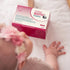 Ein Baby krabbelt zu einer Packung OMNi-BiOTiC PANDA