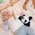 Ein Baby mit einem Plüschpanda