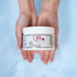 Zwei Hände halten eine Packung OMNi-BiOTiC SKiN Intensiv-Hautbad